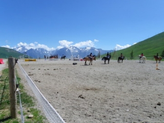 Equitation dans un paysage alpin